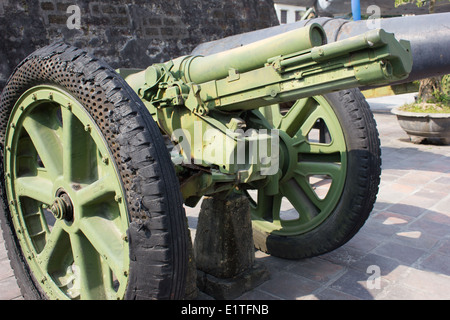 Un museo del Vietnam la storia militare con camere piene di fotografie e documenti. I motivi includono catturato veicoli da guerra. Foto Stock