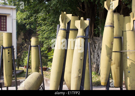 Un museo del Vietnam la storia militare con camere piene di fotografie e documenti. I motivi includono catturato veicoli da guerra. Foto Stock