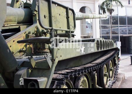 Un museo del Vietnam la storia militare con camere piene di fotografie e documenti. I motivi includono catturato veicoli da guerra. Foto Stock