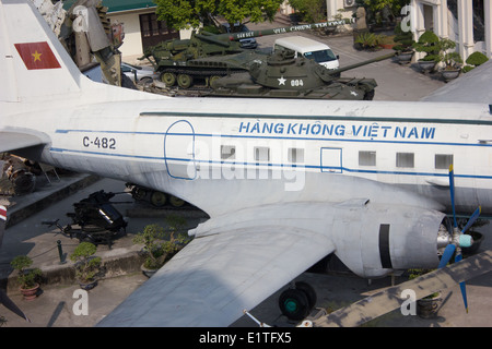 Un museo del Vietnam la storia militare con camere piene di fotografie e documenti. I motivi includono catturato veicoli da guerra. Foto Stock