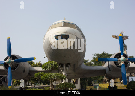 Un museo del Vietnam la storia militare con camere piene di fotografie e documenti. I motivi includono catturato veicoli da guerra. Foto Stock