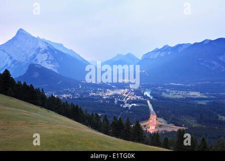 Vista aerea della cittadina di Banff all'alba, visto da Mount Norquay, il Parco Nazionale di Banff, Alberta, Canada Foto Stock