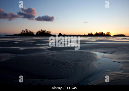 Nuvole formare su Chesterman's Beach Frank's Island al tramonto vicino a Tofino British Columbia Canada sull'Isola di Vancouver in Foto Stock