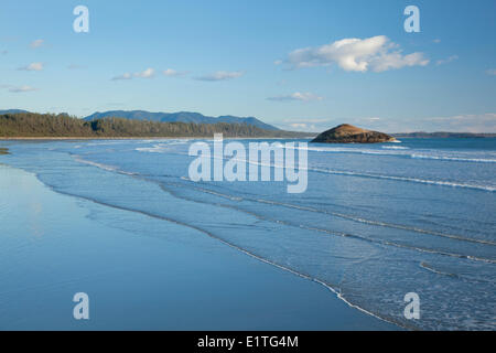 Lunga spiaggia un paradiso del surf in Pacific Rim National Park vicino a Tofino British Columbia Canada sull'Isola di Vancouver in Foto Stock