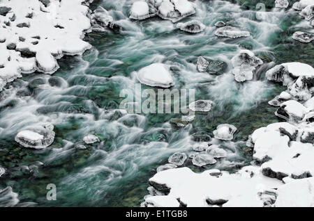 Creek all'interno di un canyon nei pressi di Manning Provincial Park, British Columbia, Canada Foto Stock