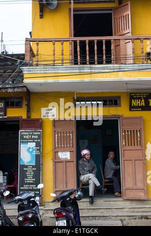 Sbiadita stile coloniale Francese architettura è una funzione della vecchia città di Hoi An in Vietnam. Foto Stock