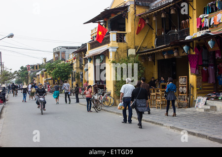 Scena di strada nella vecchia città coloniale di Hoi An in Vietnam. Foto Stock