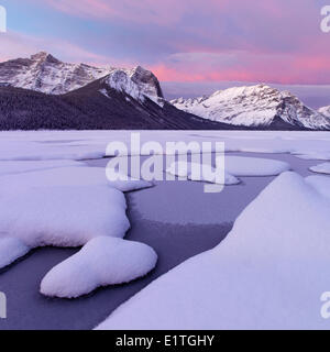 In alto lago Kananaskis prima del sorgere del sole. Kananaskis Country Alberta, Canada Foto Stock