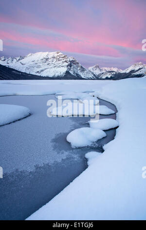 In alto lago Kananaskis prima dell'alba, Kananaskis Country, Alberta, Canada Foto Stock