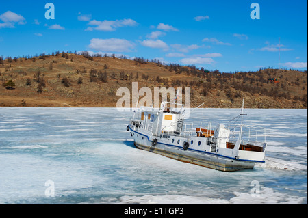 La Russia, Siberia, Irkutsk, Oblast di lago Baikal, Maloe più (po) mare, lago ghiacciato durante l'inverno, isola di Olkhon, congelati Harbour Foto Stock