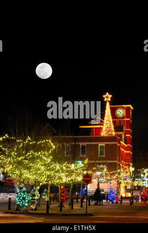 Una luna piena sopra Duncan municipio della città a Natale a Duncan, BC. Foto Stock