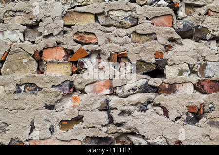 Il vecchio muro di difesa con il rosso e il grigio mattoni Foto Stock