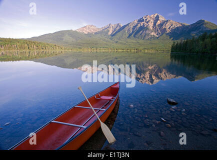 Canoa rossa in riva al Lago Piramide, il Parco Nazionale di Jasper, Alberta, Canada. Foto Stock