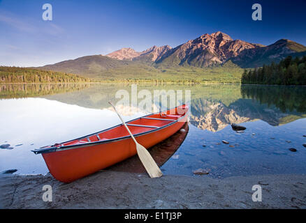 Canoa rossa in riva al Lago Piramide, il Parco Nazionale di Jasper, Alberta, Canada. Foto Stock