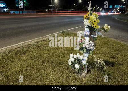 Lato strada traversa di intersezione urbana memorial per il traffico di morte. Foto Stock