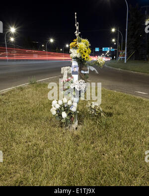 Lato strada traversa di intersezione urbana memorial per il traffico di morte. Foto Stock