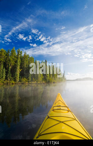 Il kayak, Little Deer Lake, Lac La Ronge Parco Provinciale, Northern Saskatchewan, Canada Foto Stock