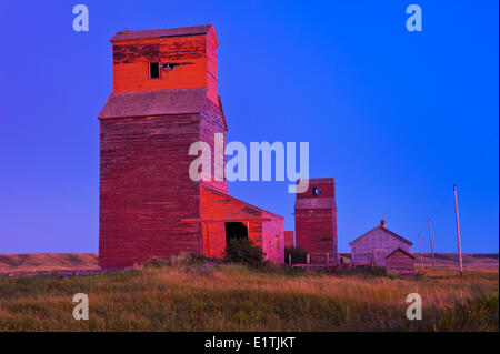 Vecchia granella ascensori , città fantasma di Neidpath, Saskatchewan, Canada Foto Stock