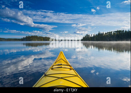 Il kayak, Little Deer Lake, Lac La Ronge Parco Provinciale, Northern Saskatchewan, Canada Foto Stock