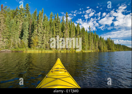 Il kayak, Little Deer Lake, Lac La Ronge Parco Provinciale, Northern Saskatchewan, Canada Foto Stock