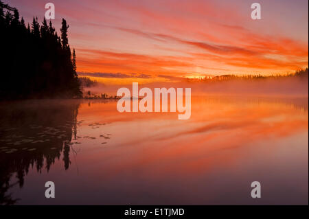 Sunrise, Little Deer Lake, Lac La Ronge Parco Provinciale, Northern Saskatchewan, Canada Foto Stock