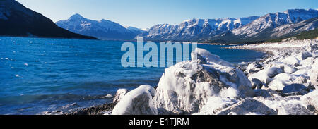 Panoramica invernale di Abramo lago a nord del Fiume Saskatchewan, Bighorn Wildland Recreation Area, montagne rocciose, Alberta Foto Stock