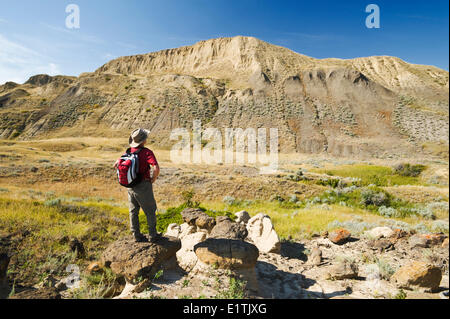 Escursionista, sud e sulla Valle del Fiume Saskatchewan vicino Beechy, Saskatchewan, Canada Foto Stock