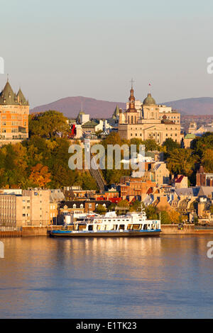 Traghetti inserito nella parte anteriore della Vecchia Quebec City a sunrise, Quebec City, Quebec, Canada Foto Stock