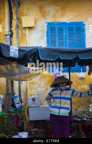 Colorate cibo vietnamita venditore nel mercato centrale di Hoi An la città vecchia. Foto Stock