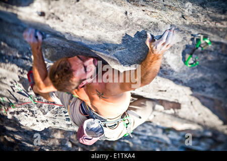 Un uomo in arrampicata sportiva nelle Montagne Rocciose Canadesi. Occhi di serpente, 10c, Cougar Creek, Canmore, Alberta, Canada Foto Stock