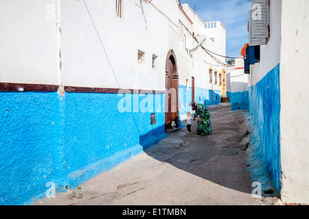 Il pittoresco stretto blu e strade bianche in Oudaia Kasbah, Rabat, Marocco. Foto Stock
