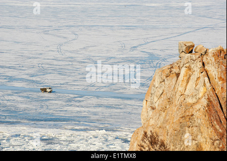 La Russia, Siberia, Irkutsk, Oblast di lago Baikal, Maloe più (po) mare, lago ghiacciato durante l'inverno, la guida sul lago Foto Stock