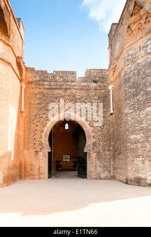 Vista del Bab Zaer, l'almohade gate, ingresso alla necropoli di Chellah a Rabat, Marocco. Foto Stock