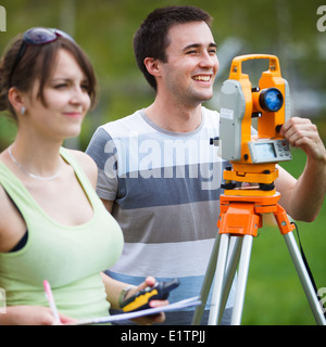 Due giovani geometri al lavoro Foto Stock