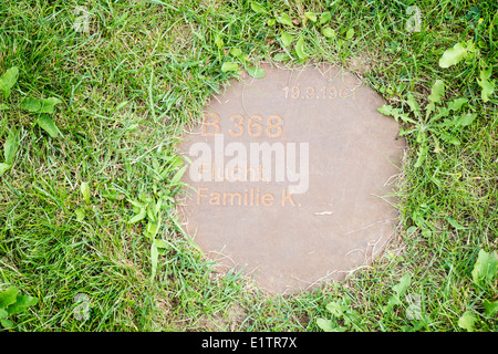 Lapide segna la fuga di famiglia K in posizione di ex morte striscia di muro di Berlino su Bernauer Strasse Berlino Germania Foto Stock