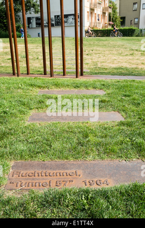 Lapide Segna posizione del tunnel di fuga 57 in ex morte striscia di muro di Berlino su Bernauer Strasse Berlino Germania Foto Stock