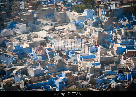 Guardando verso il basso sulla "città blu' Jodhpur dal Forte Mehrangarh, stato del Rajasthan, Jodhpur India Foto Stock