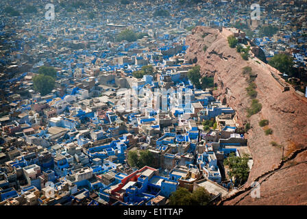 Guardando verso il basso sulla "città blu' Jodhpur dal Forte Mehrangarh, stato del Rajasthan, India Foto Stock