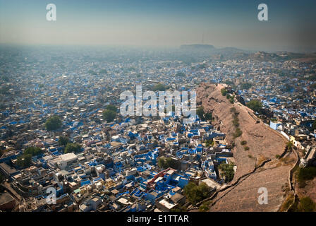 Guardando verso il basso sulla "città blu' Jodhpur dal Forte Mehrangarh, stato del Rajasthan, Jodhpur India Foto Stock