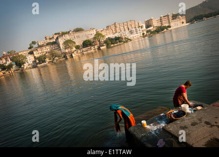 Le donne il lavaggio della biancheria nel Lago Pichola, Udaipur India Foto Stock