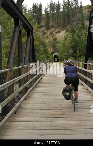 Ciclista sulla Trans-Canada escursionismo mountain bike trail (sito ex Kettle Valley Railway) nord Princeton della Columbia britannica in Canada Foto Stock