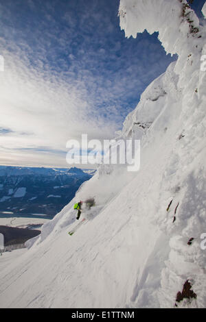 Un maschio di sciatore spruzza una polvere di girare in Revelstoke Mountain Resort Backcountry, Revelstoke, BC Foto Stock