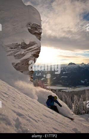 Un maschio di sciatore spruzza una polvere di girare in Revelstoke Mountain Resort Backcountry, Revelstoke, BC Foto Stock