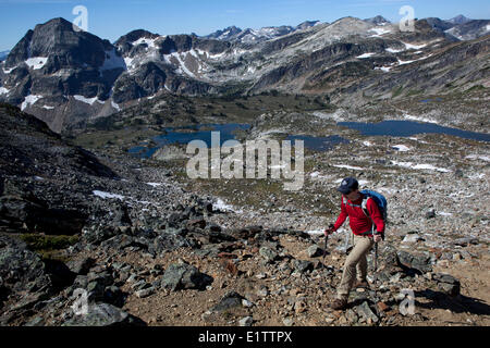 Escursionista presso Lucifero passano sopra Gwillim laghi, Selkirk Mountains, Valhalla Parco Provinciale, British Columbia, Canada Foto Stock