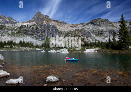 Escursionista zattere Gwillim Laghi al di sotto del picco di Lucifero, Selkirk Mountains, Valhalla Parco Provinciale, British Columbia, Canada Foto Stock