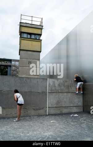 Torre di avvistamento e pareti a ex morte striscia di muro di Berlino su Bernauer Strasse Berlino Germania Foto Stock