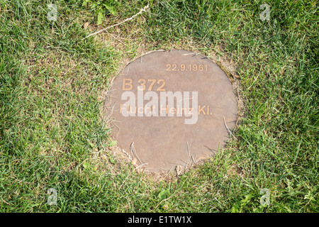 Lapide segna la posizione di fuga di Heinz Kl. in ex morte striscia di muro di Berlino su Bernauer Strasse Berlino Germania Foto Stock