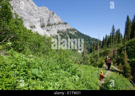 Coppia giovane sui laghi di montagna sentiero vicino al Fernie, BC, Canada. Foto Stock
