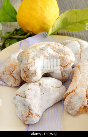 Fragrante e dolce siciliano di pasta di mandorle con zucchero e limone Foto Stock