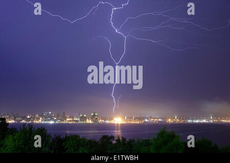 Un bullone lightning riempie il cielo sopra il porto di Halifax e colpisce una torre di comunicazione Halifax, Nova Scotia Foto Stock